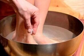 foot bath fungus on the toes