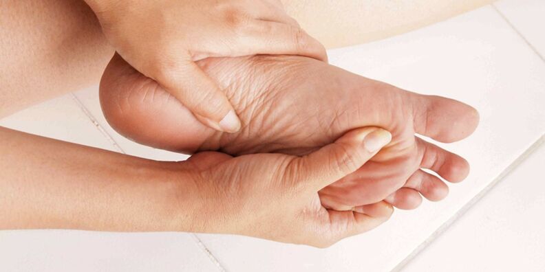 symptoms of the fungus on the foot